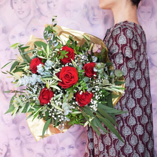 Maila, bouquet of red roses